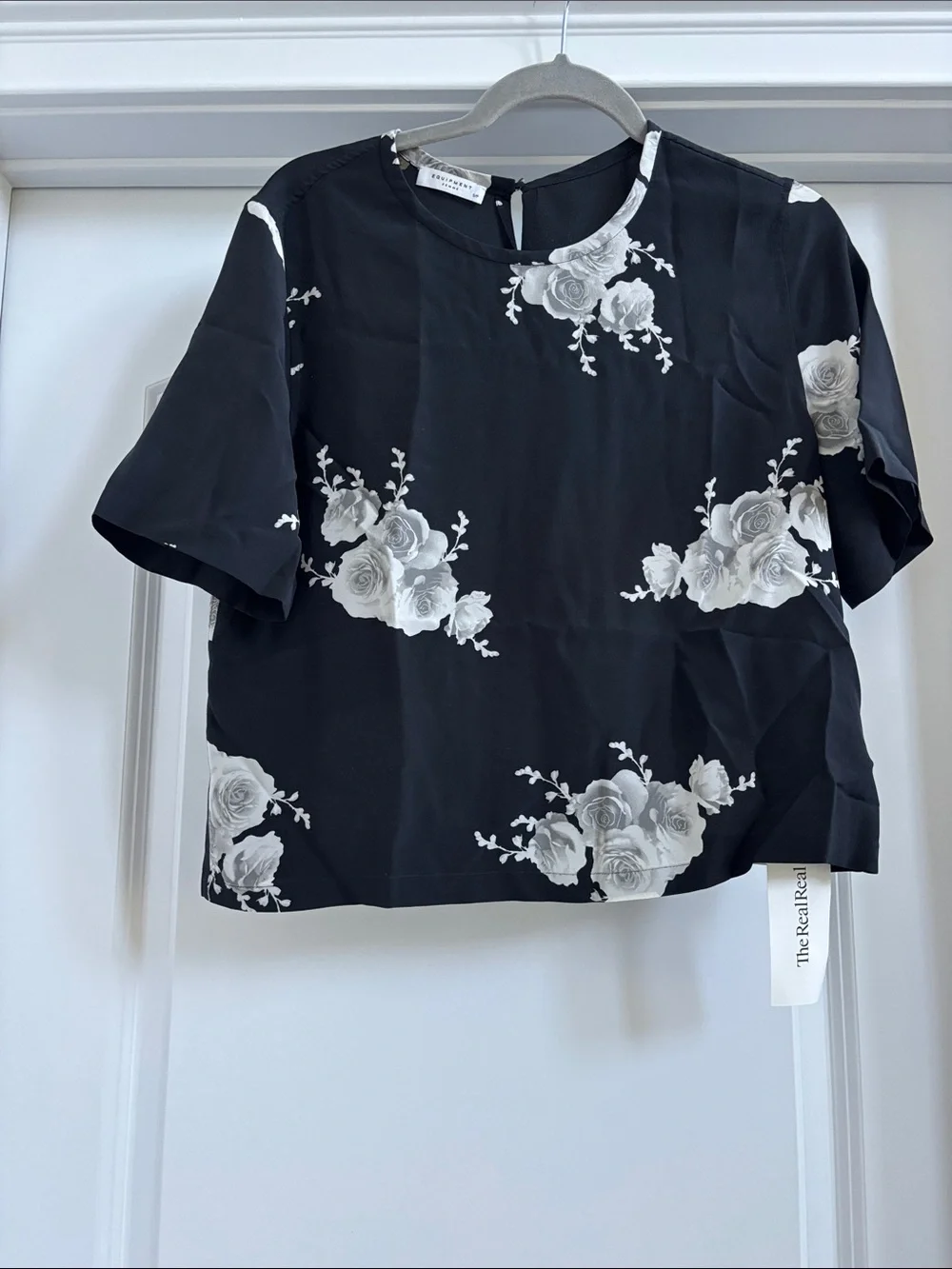 Equipment Femme Black Floral Short Sleeve Top 100% Silk